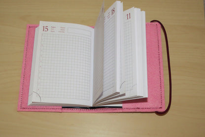 Aufgeschlagene Kalenderhülle A6 aus Filz mit eingelegtem undatiertem Kalender