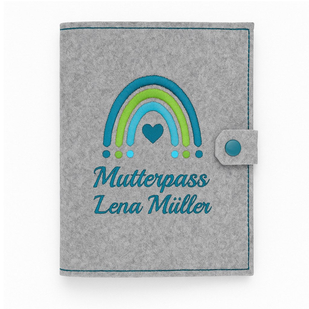 Mutterpasshülle aus hellgrauem Filz mit Regenbogen in Blau- und Grüntönen und Schrift Mutterpass Lena Müller