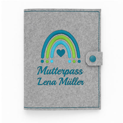 Mutterpasshülle aus hellgrauem Filz mit Regenbogen in Blau- und Grüntönen und Schrift Mutterpass Lena Müller