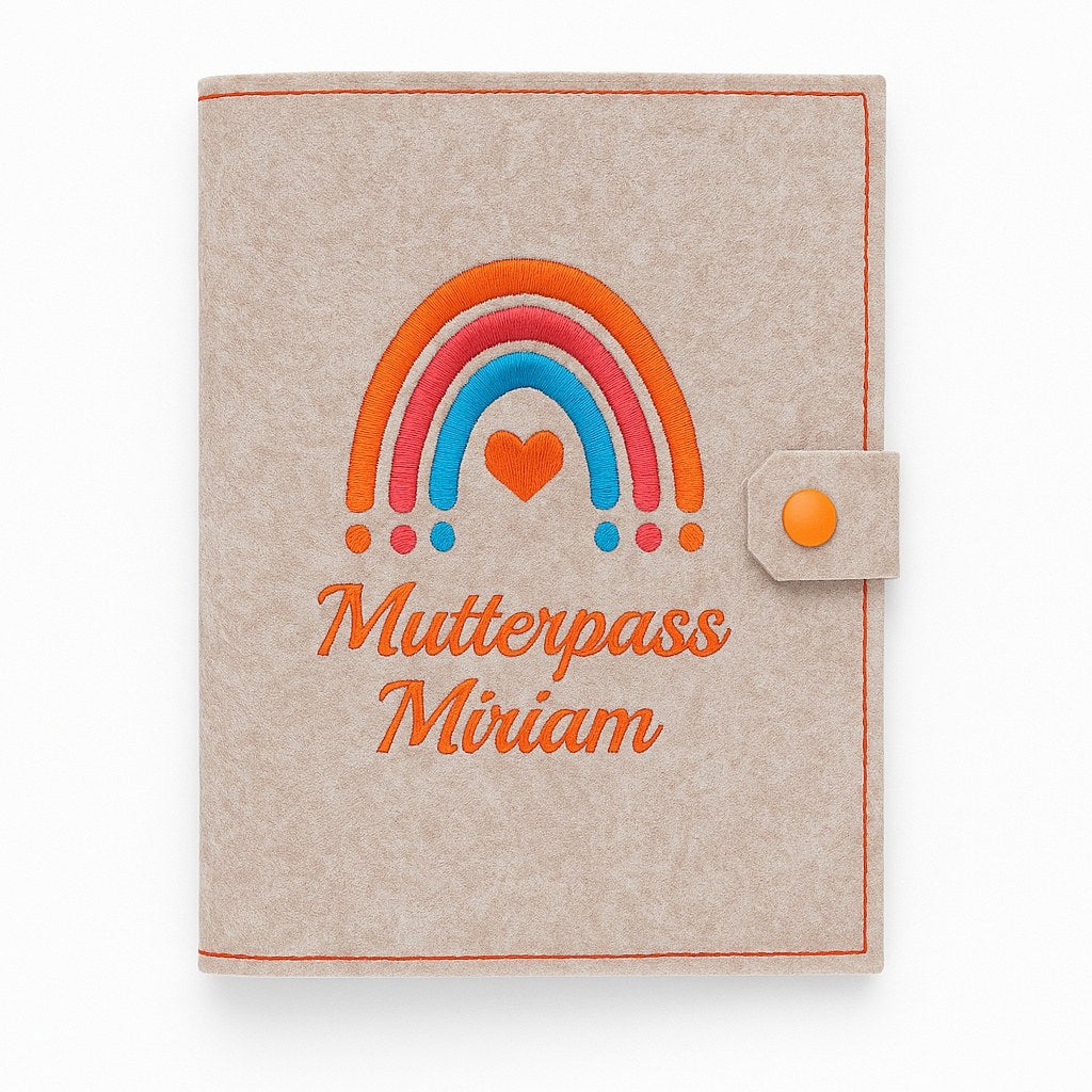 Mutterpasshülle aus beigem Filz mit gesticktem Regenbogen in Orange, Pink und Blau, Herz und Schrift Mutterpass Miriam