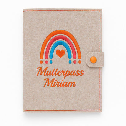 Mutterpasshülle aus beigem Filz mit gesticktem Regenbogen in Orange, Pink und Blau, Herz und Schrift Mutterpass Miriam