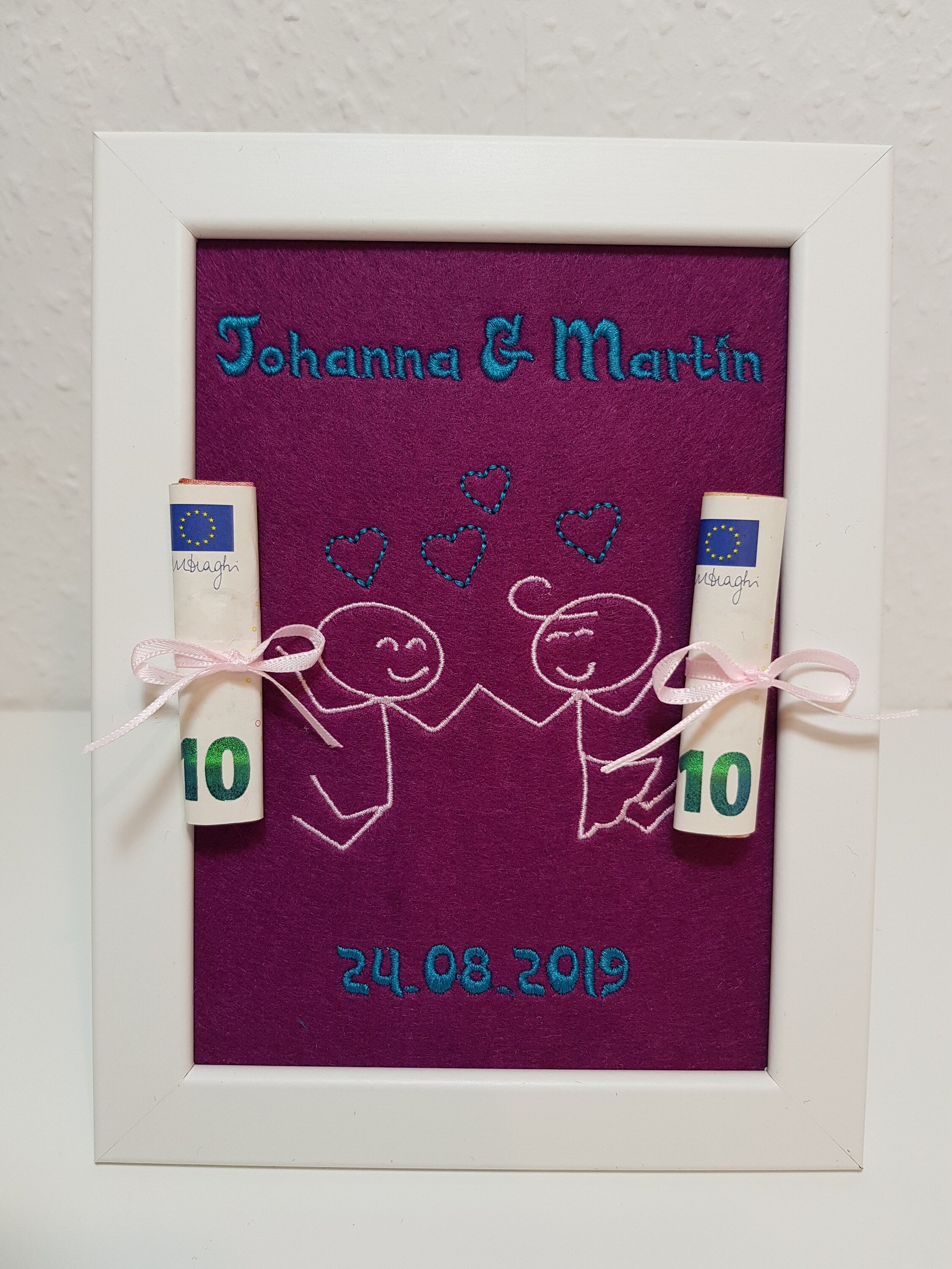 Geldgeschenk im Bilderrahmen Hochzeit - individuell bestickt inkl. Bilderrahmen 16 x 21 cm - nach Wunsch gestalten