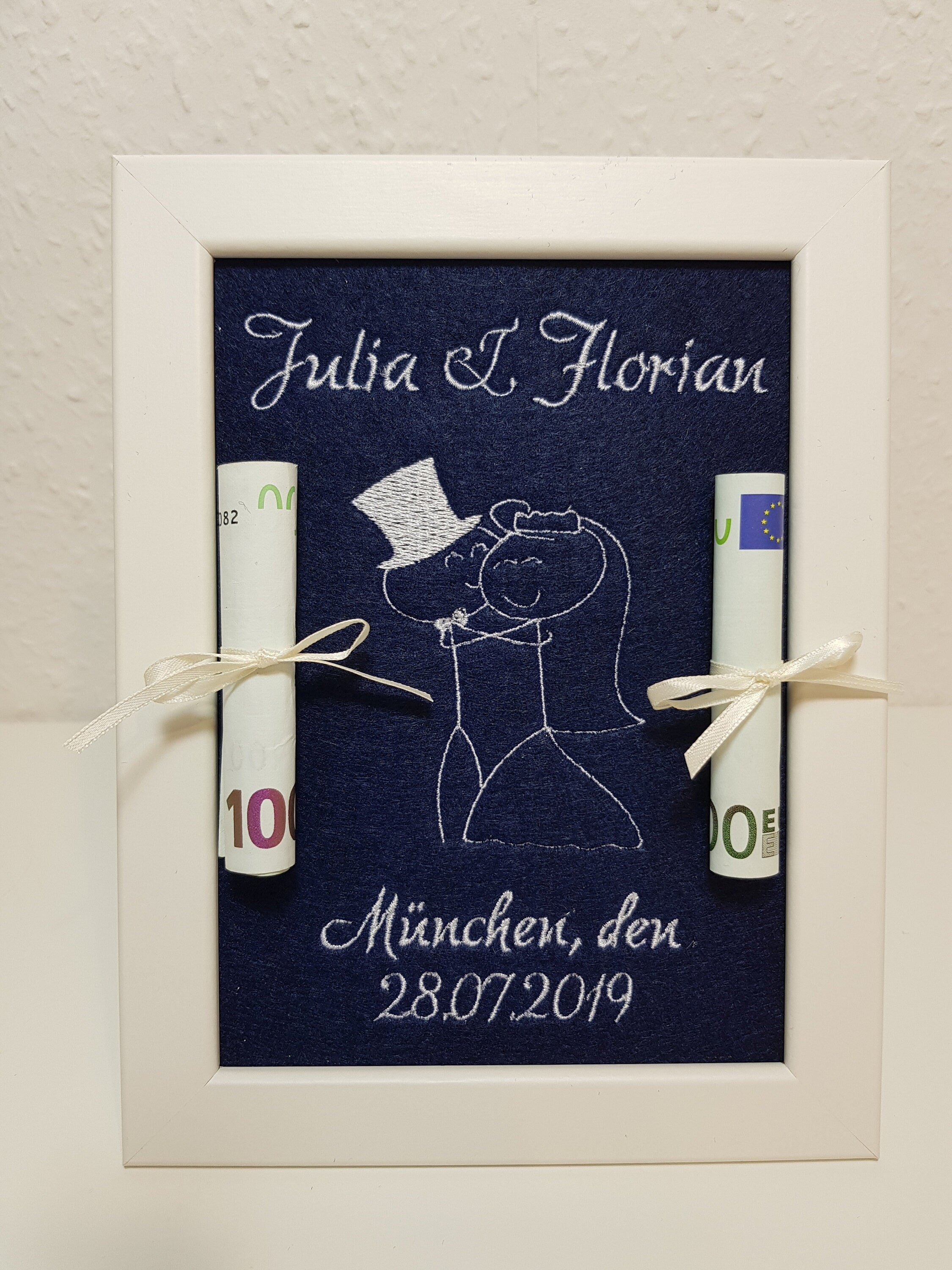Geldgeschenk im Bilderrahmen Hochzeit - individuell bestickt inkl. Bilderrahmen 16 x 21 cm - nach Wunsch gestalten