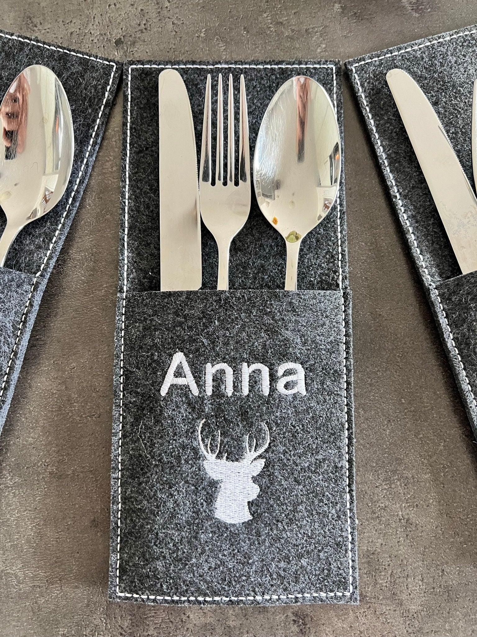 Bestecktasche aus Filz individuell nach Kundenwunsch bestickt