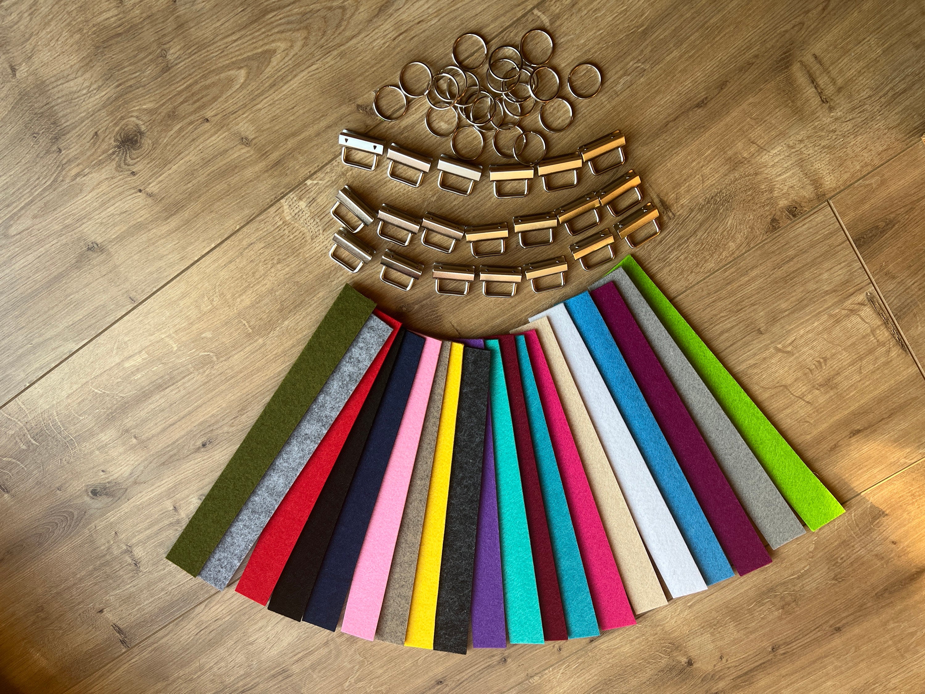 20 Filzbänder inkl. Klemmschließe und Ring in allen Farben 30x3x0,3cm zum Setpreis