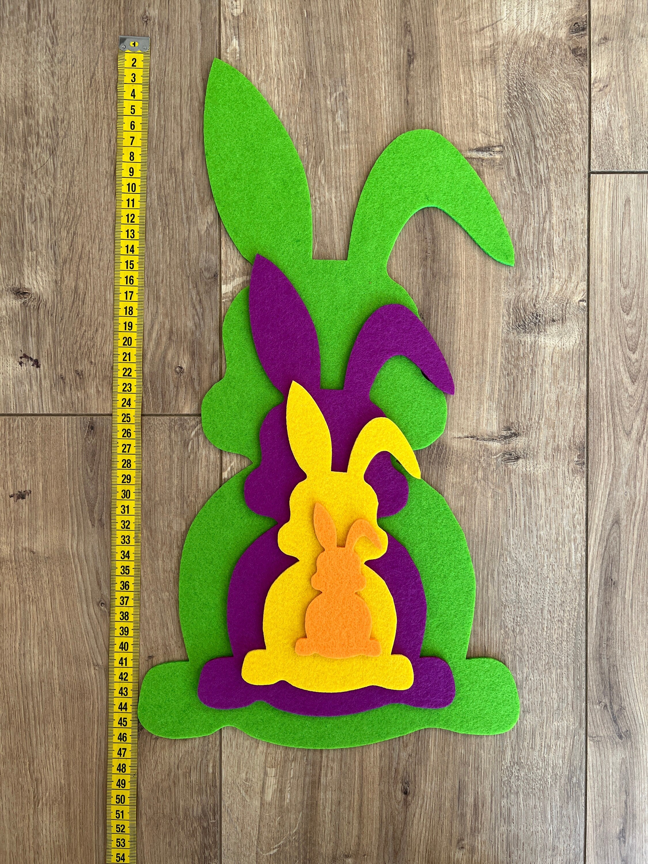 Filzhasen als Deko für Ostern in verschiedenen Farben und Größen