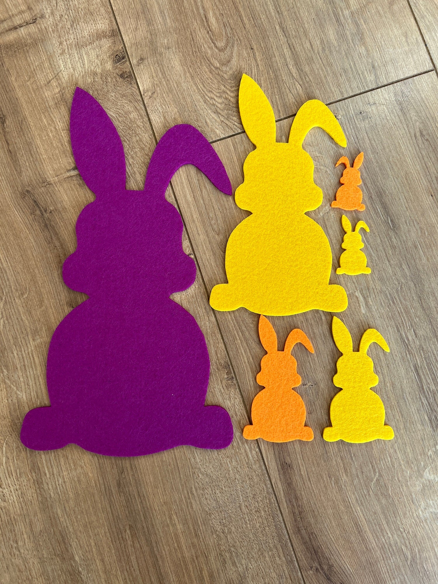 Filzhasen als Deko für Ostern in verschiedenen Farben und Größen